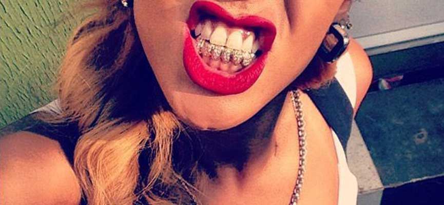 Rihanna denti di diamante: spunta su Instagram una foto con un sorriso “splendente”